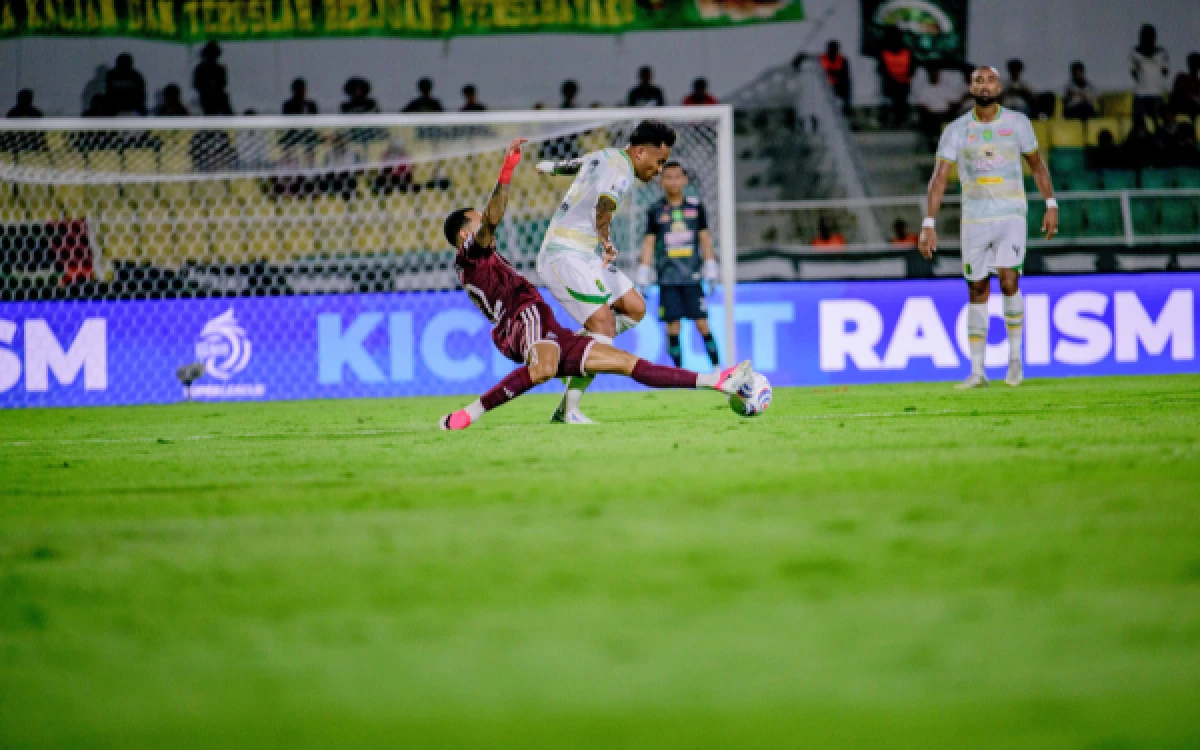 Thumbnail Berita - Persebaya Kalah 0-1 Lawan PSM, Alex Martins Gagal Eksekusi 2 Kali Penalti