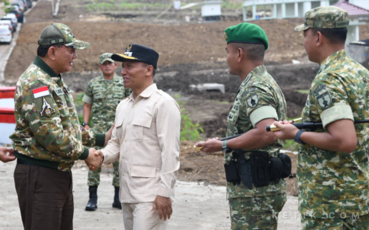 Thumbnail Berita - Sinergi Strategis untuk Tulungagung, Menhan RI Serahkan Dukungan Penuh Yonif TP 886/Panjalu Jayati kepada Bupati Ahmad Baharudin