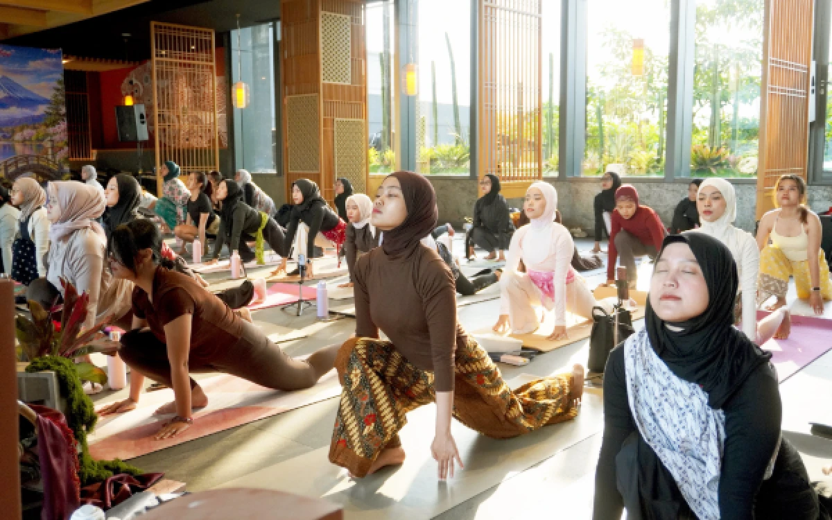 Thumbnail Berita - Unik dan Sehat, Keseruan Yoga Berbusana Batik di Grand Mercure Malang Mirama