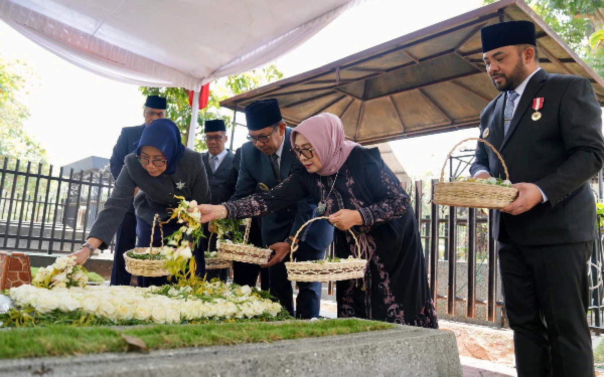 Thumbnail Berita - Hormati Jasa Pendahulu, Rombongan Pemkot Batu Ziarah Makam Imam Kabul dan Eddy Rumpoko
