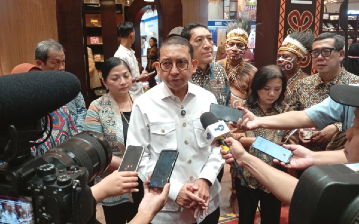 Thumbnail Berita - IIBF 2026 Resmi Dibuka, Mentri Fadli Zon:  Pameran Buku Masih Relevan hingga Saat Ini