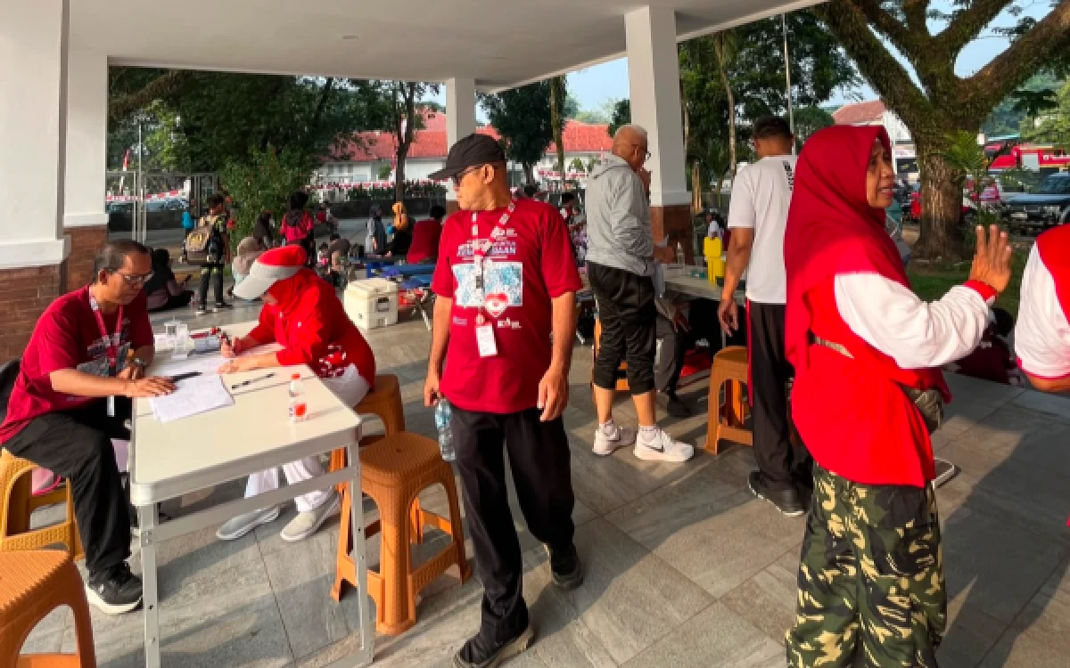 Foto Petugas melayani warga dalam kegiatan Cek Kesehatan Gratis (CKG) di Alun-alun Rangkasbitung, Kabupaten Lebak, Banten. (Foto:Dinkes Lebak)