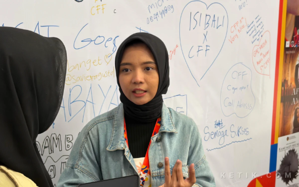 Foto Foto Dwi Pratiwi saat sesi doorstop sebagai pemenang Best Fiction and Audiens Choice 4th CFF. (Foto: Ali Azhar D/Ketik.com)