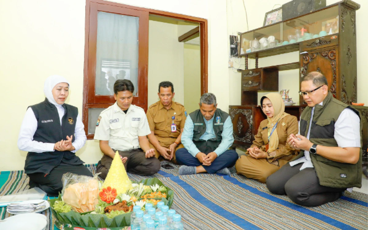 Thumbnail Berita - Bukti Nyata Kepedulian, Kadindik Jatim Dampingi Khofifah Resmikan Bedah Rumah Penjaga SMAN 2 Surabaya