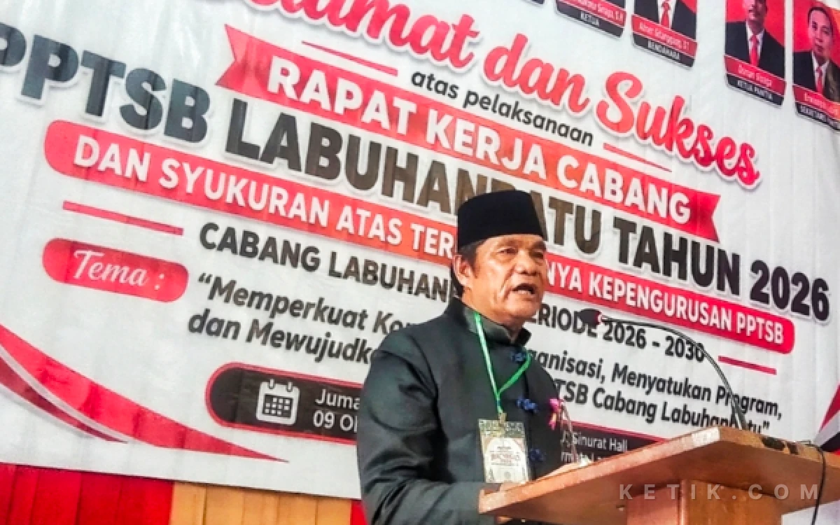 Foto Ketua PPTSB Cabang Labuhanbatu, Lain Adi Makmur Sinaga memberikan sambutan pada acara rakercab dan syukuran pengurus baru. (Foto: Joko/Ketik.com)