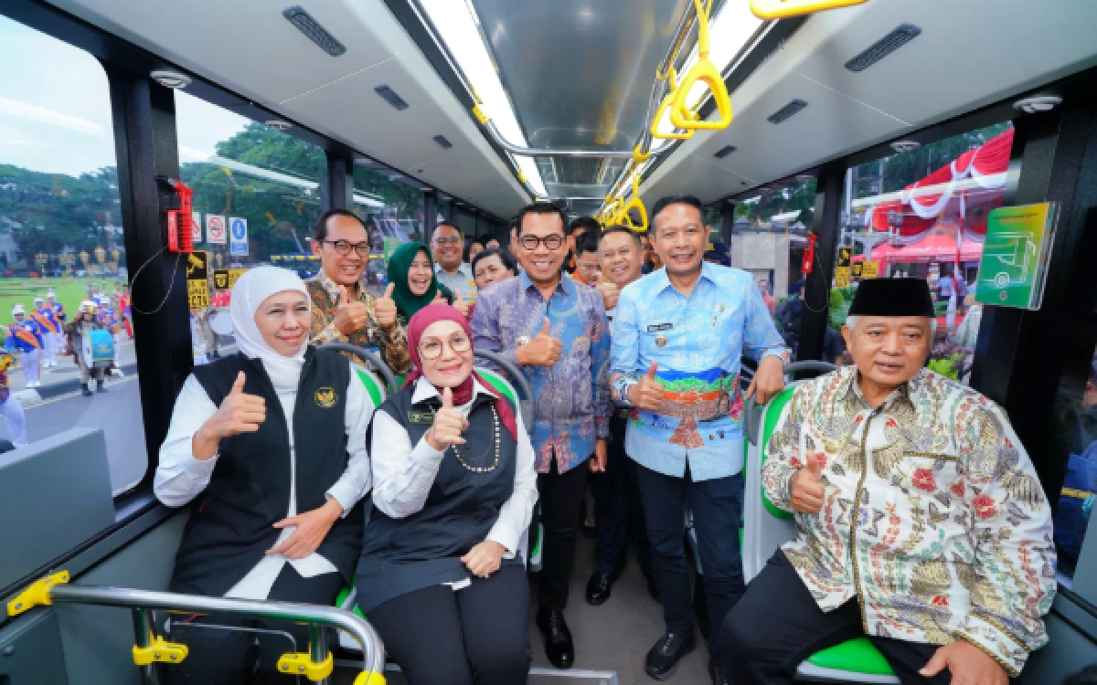 Thumbnail Berita - Khofifah Beri Diskon Tarif Trans Jatim Sambut HUT RI ke-81, Naik Bus Cukup Bayar Rp81