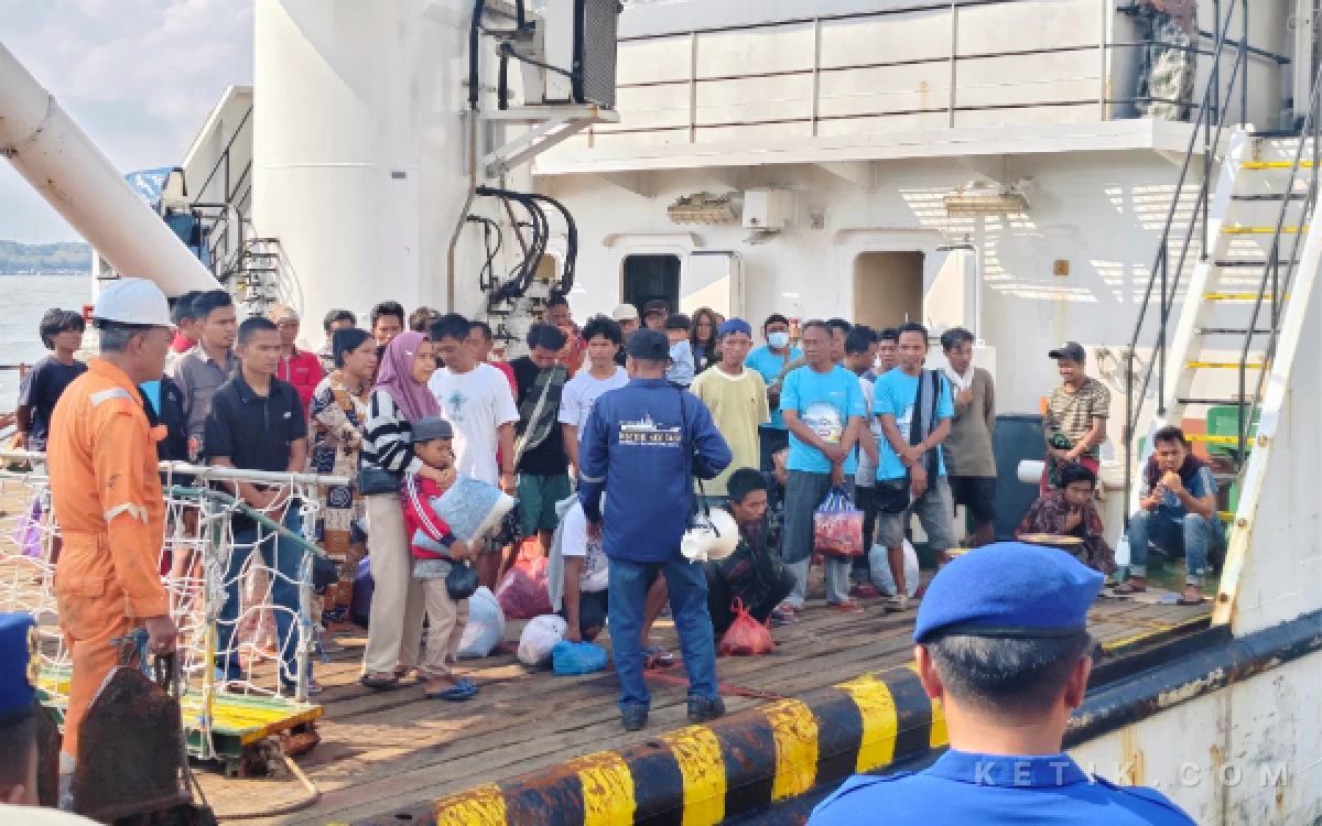 Thumbnail Berita - Breaking News! 62 Penumpang Terbakar KMP Mutiara Sentosa II Tiba di Surabaya