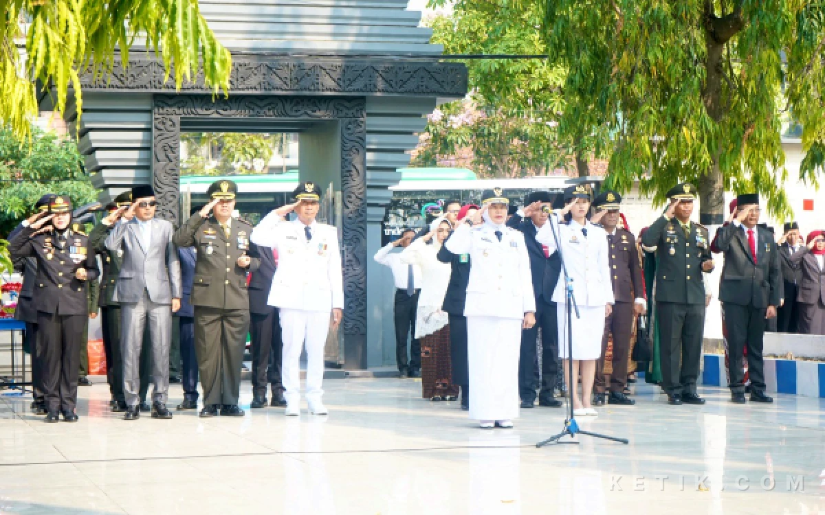 Thumbnail Berita - HUT ke-81 RI di Bojonegoro Diwarnai Ziarah hingga Penghormatan untuk Veteran