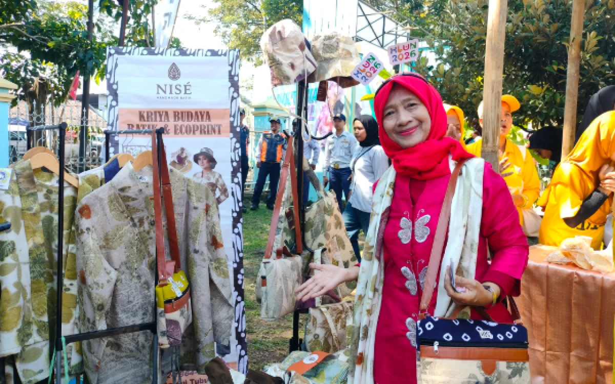 Kenalkan Ecoprint Ramah Lingkungan di HLUN ke-30 Jatim, Produk Lansia Asal Malang Ini Dilirik Khofifah