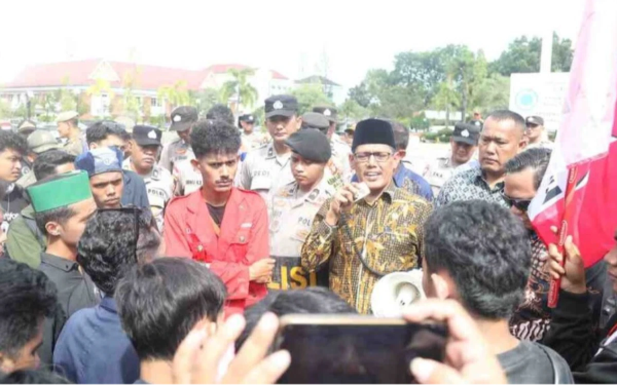 Thumbnail Berita - Ketua DPRD Kota Batam Terima Aksi Mahasiswa, Tampung Aspirasi soal MBG hingga Persoalan Sampah