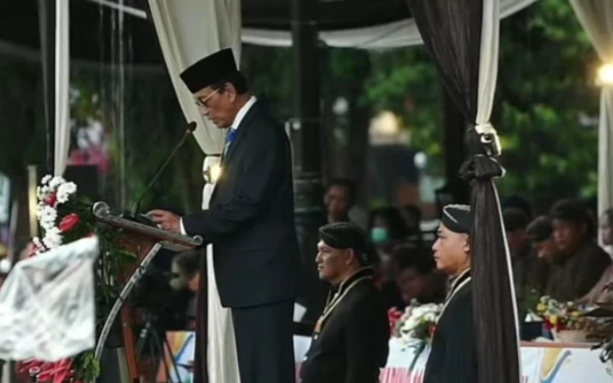 Thumbnail Berita - Diikuti 2.500 Peserta, Defile 17 Kapanewon Meriahkan Puncak Hari Jadi ke-110 Sleman, Sri Sultan HB X Ajak Warga Mulat Sarira