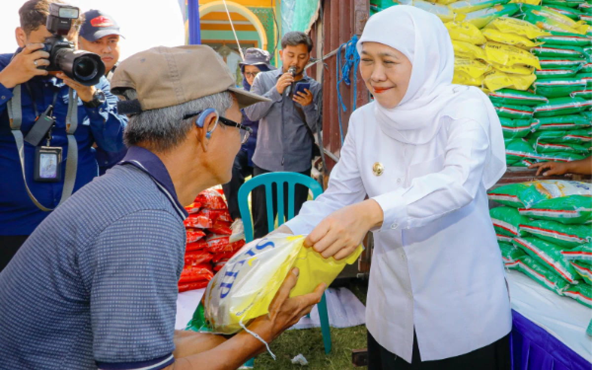 Thumbnail Berita - Senangnya Warga Bojonegoro, Gubernur Jatim Gencarkan Pasar Murah Ringankan Beban Belanja Dapur