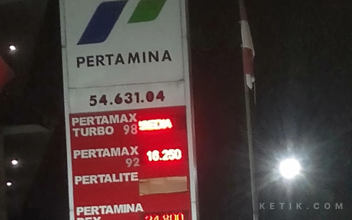 Thumbnail Berita - Harga Pertamax Naik Mendadak, Antrean Pertalite di SPBU Madiun Mengular