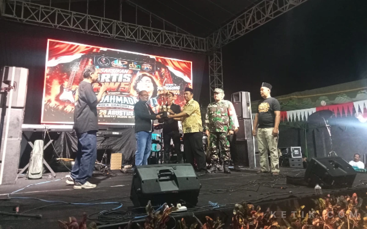 Thumbnail Berita - Bukan Panggung Agustusan Biasa, RW 5 Gedog Kota Blitar Sulap Kampung Jadi Venue Konser Spektakuler