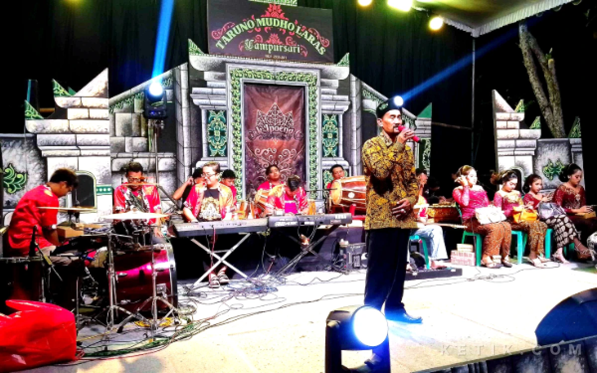 Thumbnail Berita - Bazar dan Pentas Seni Desa Bukur di Tulungagung Diserbu Warga, Pedagang Ngaku Dagangan Ludes Sebelum Tengah Malam