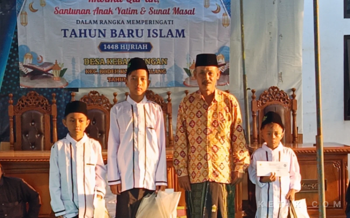 Foto Ketua BPD Desa Kebandungan foto bersama tiga anak yang ikut sunat massal (Foto: Slam/ketik.com)