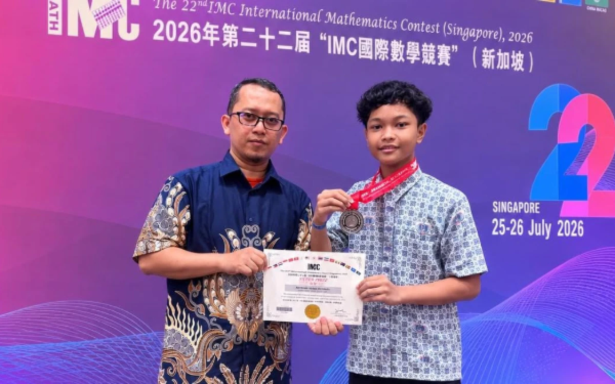 Thumbnail Berita - Bangga! Abrisham Ahmad Siswa SMPN 6 Surabaya Bawa Medali Perak di Kejuaraan Matematika Internasional di Singapura 2026