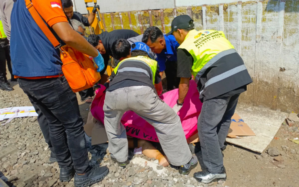 Thumbnail Berita - Perempuan Tanpa Identitas Tewas Tertabrak Kereta, Sempat Diteriaki Warga