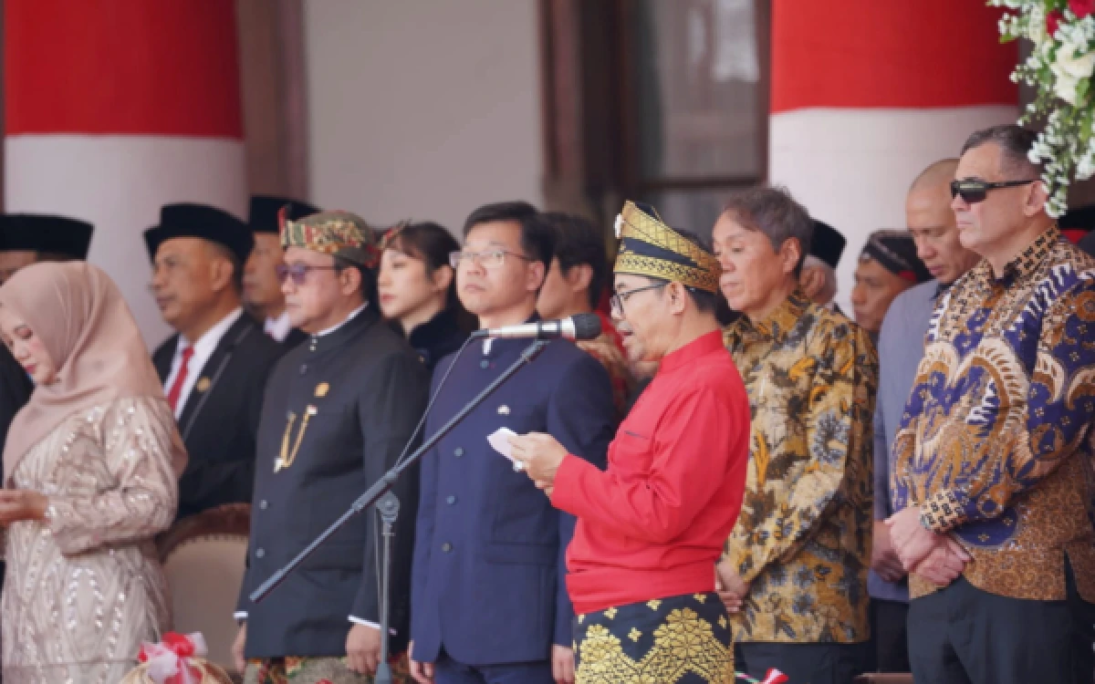Thumbnail Berita - Pimpin Doa HUT ke-81 RI di Grahadi, Kakanwil Kemenag Jatim Ajak Doakan Korban Gempa NTT
