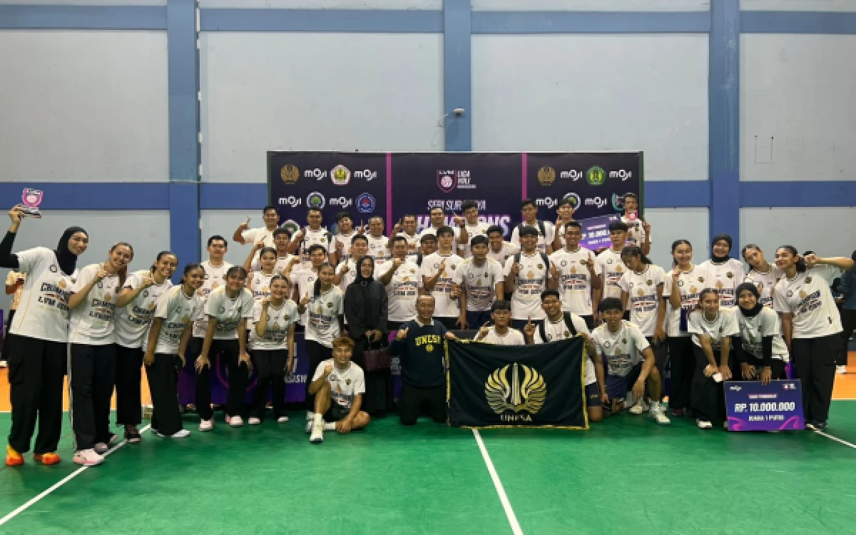 Thumbnail Berita - Tampil Dominan di Babak Final, Tim Bola Voli Putra dan Putri Unesa Kawinkan Gelar Juara LVM 2026