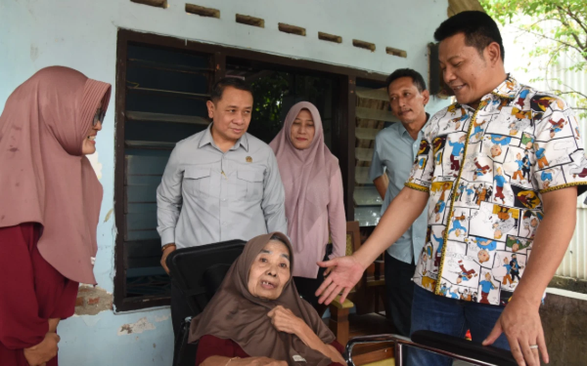 Thumbnail Berita - Bupati Subandi Bantu Lima Warga Tak Mampu di Wonoayu Sidoarjo