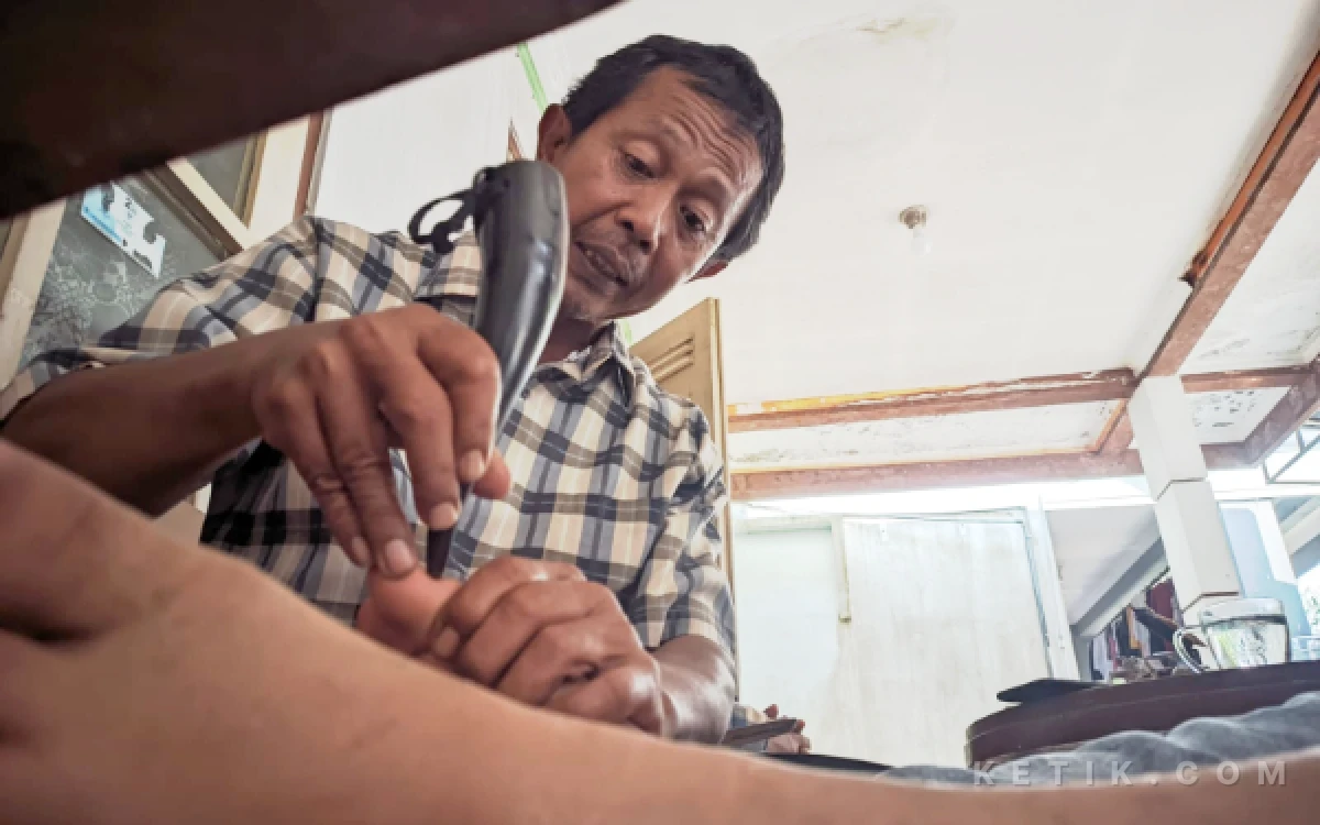 Thumbnail Berita - Unik, Praktisi Akupuntur di Pacitan Ini Gunakan Tanduk Kerbau untuk Obati Pasien