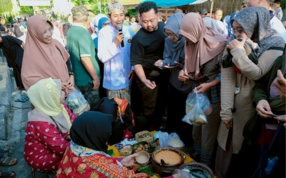 Thumbnail Berita - Gunakan Koin Gobog, Bupati Fandi Akhmad Yani Tinjau Keunikan Pasar Panganan Giri Biyen