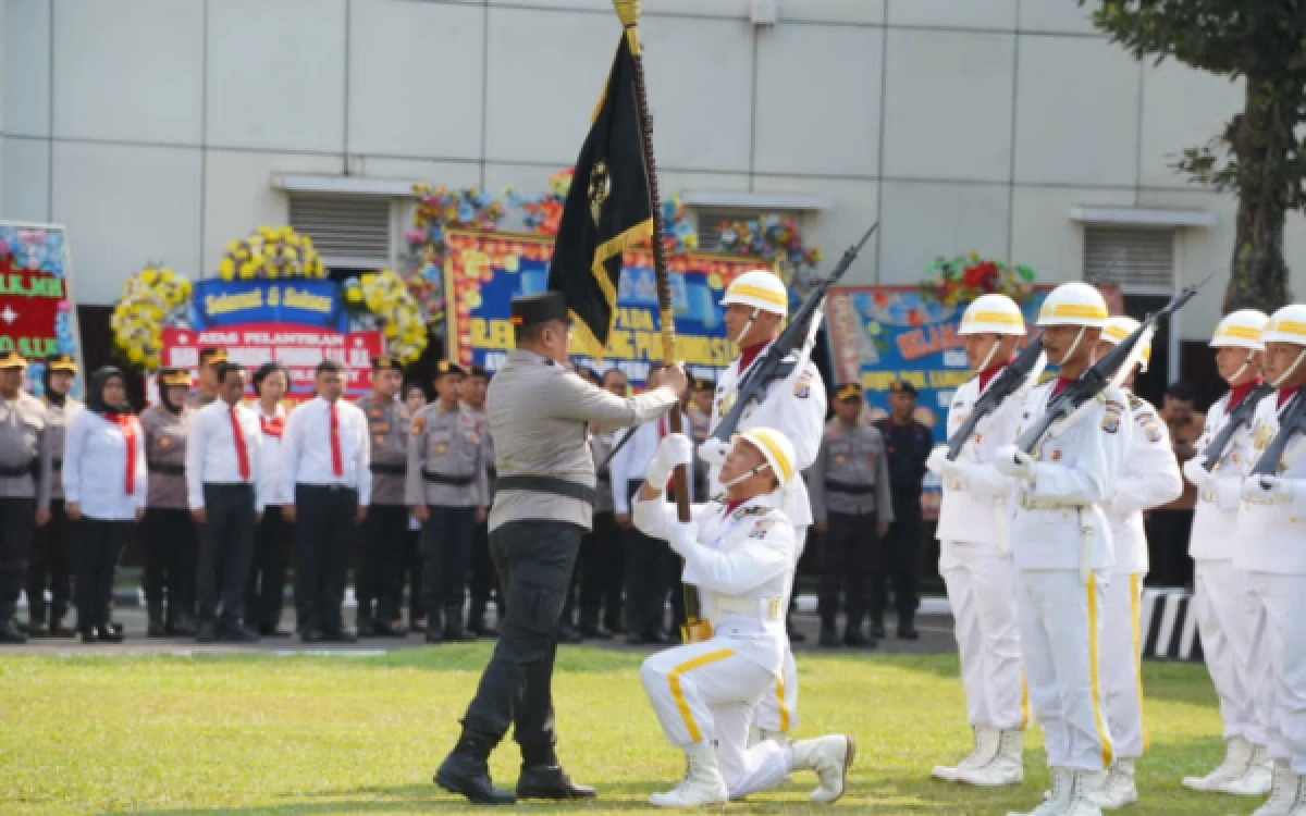 Foto Kapolda DIY yang baru Irjen Pol Langgeng Purnomo memegang Pataka Polda DIY yang baru diterimanya dalam Upacara Penyerahan Pataka di Halaman Mapolda DIY, Jumat sore 9 Oktober 2026. (Foto: Bidhumas Polda DIY)