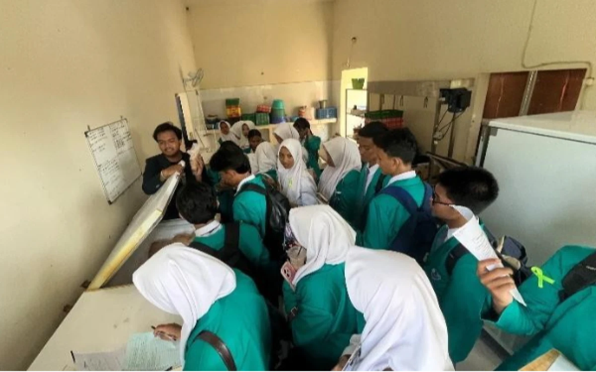 Thumbnail Berita - Mahasiswa MBKM UB Kediri Kenalkan Budidaya dan Olahan Lele kepada Siswa SMAN 1 Taman