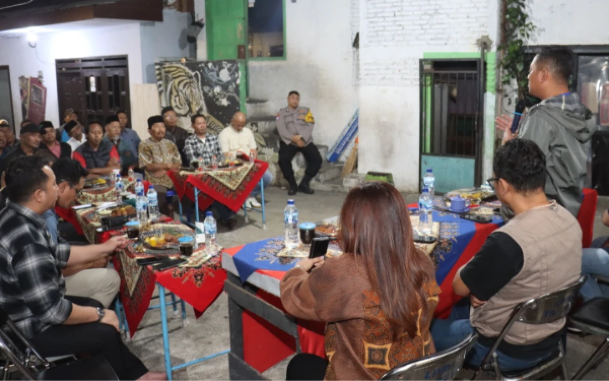 Foto Kapolresta Malang Kota, Kombes Pol Danang Setiyo Pambudi saat menyambangi dan berbicara dengan warga Kampung Putih Kota Malang pada Minggu, 6 September 2026 malam (Foto : Polresta Malang Kota)