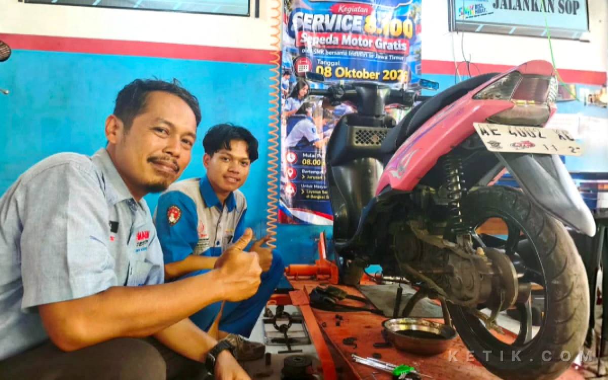 Thumbnail Berita - Hari Jadi ke-81 Jawa Timur, SMKN 3 Pacitan Gelar Servis dan Cuci Sepeda Motor Gratis