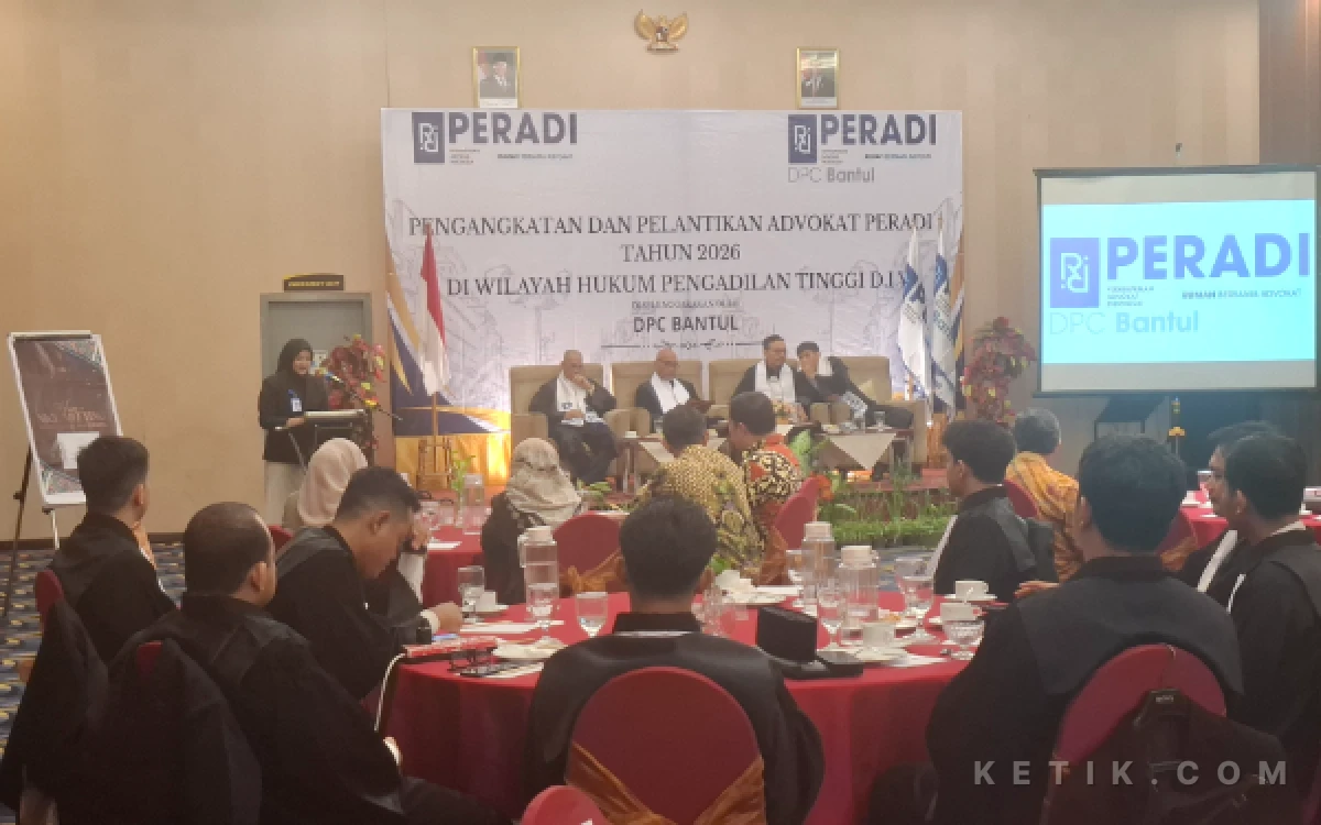 Foto Ketua Panitia Ovy Denis Devansa Distalita SH menyampaikan laporan kegiatan saat Pengangkatan dan Pelantikan Advokat PERADI 2026.(Foto: Fajar R/Ketik.com)