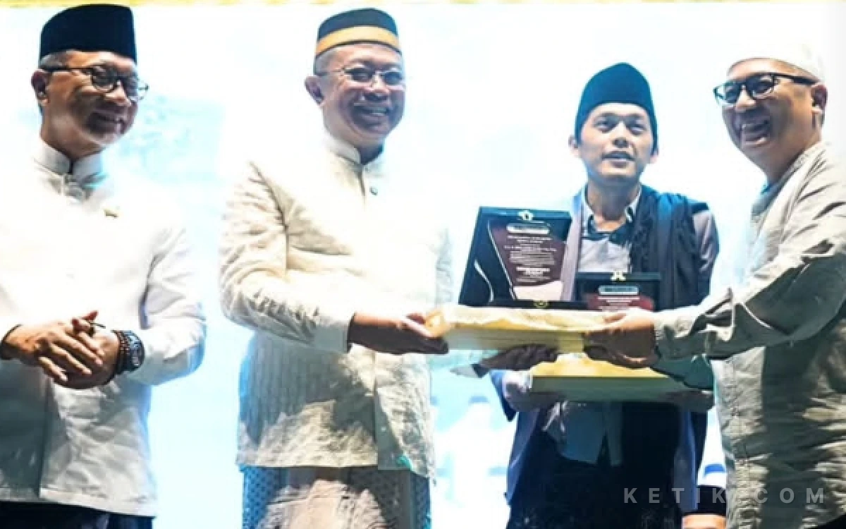 Thumbnail Berita - Alun-Alun Bondowoso Jadi Lautan Jemaah, Gus Iqdam hingga Zulkifli Hasan Serukan Kebersamaan