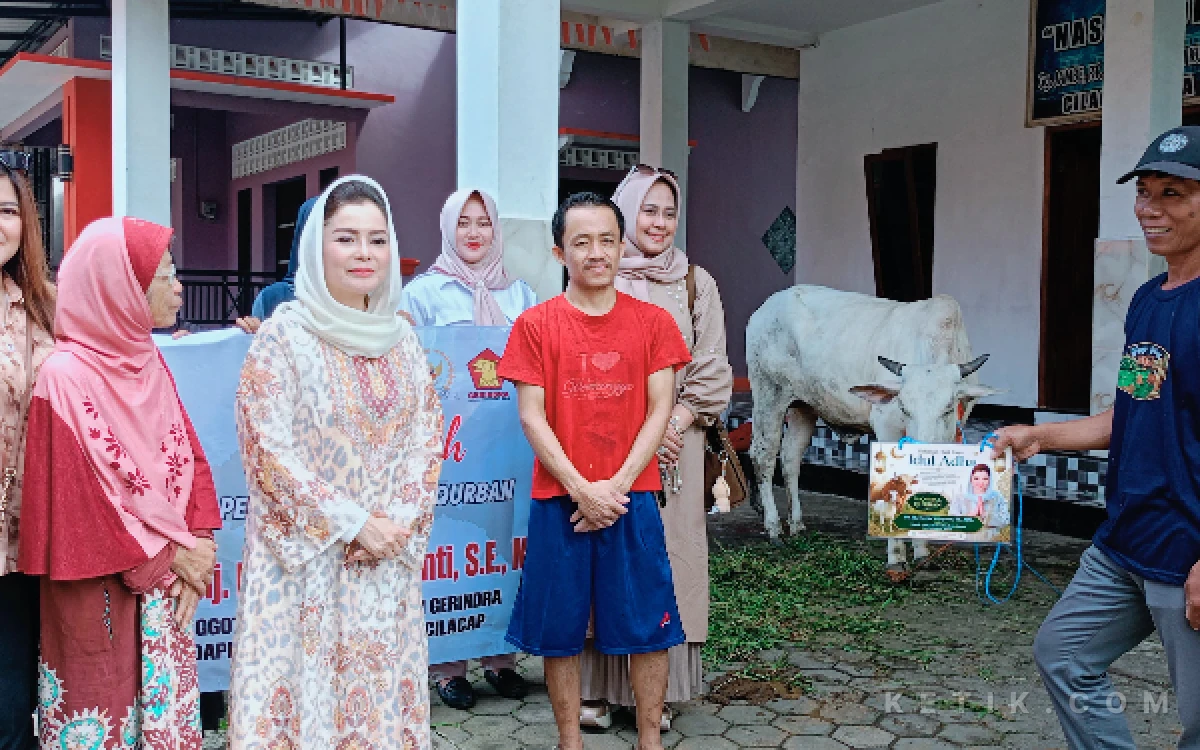 Thumbnail Berita - Novita Wijayanti Salurkan 6 Sapi dan 51 Kambing Kurban untuk Warga Cilacap dan Banyumas