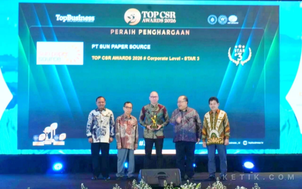 Foto Chief Operating Officer (COO) PT Sun Paper Source, William Yaury menerima penghargaan TOP CSR Awards 2026 untuk kategori Corporate Level (foto : humas PT SPS/ ketik.com)