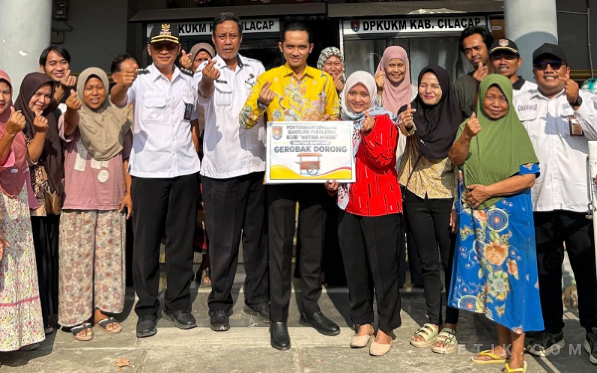 Thumbnail Berita - Legislator Golkar Moro Beri Bantuan 17 Gerobak Usaha untuk Pelaku UMKM di Karangpucung Cilacap