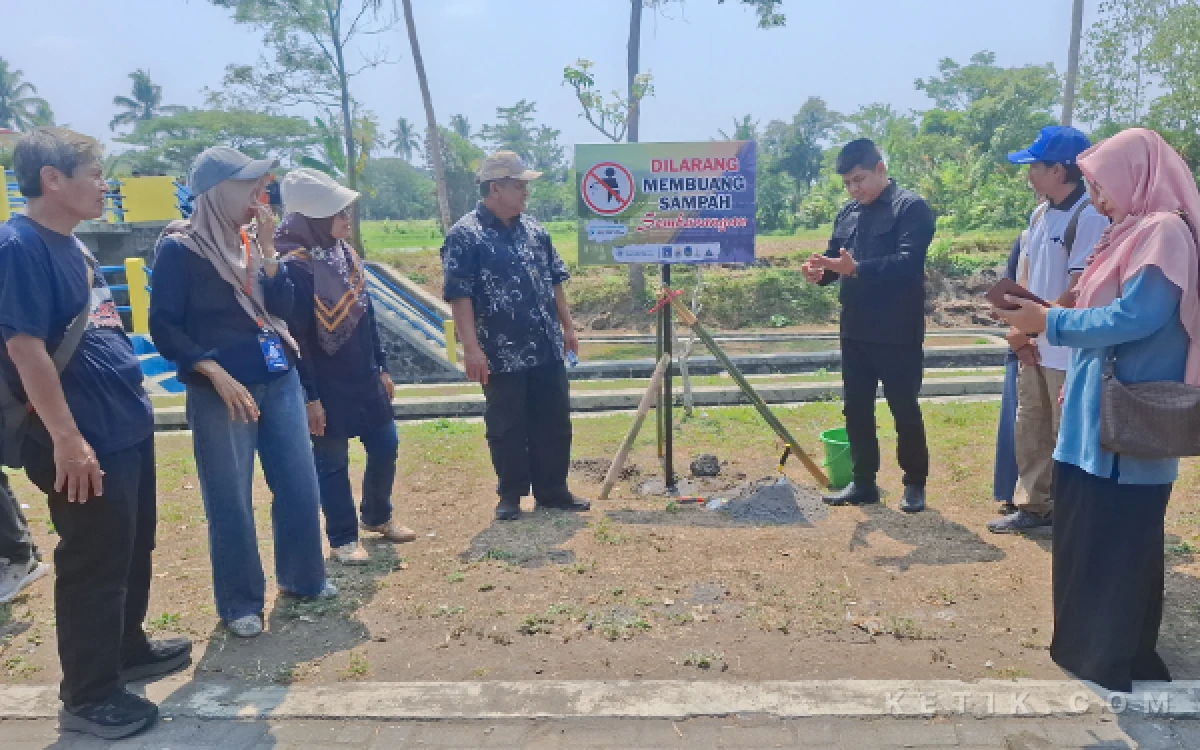 Foto Assekda Sleman Makwan dan Ketua Komisi C DPRD Sleman Bambang Sigit Sulaksono memasang papan larangan membuang sampah sembarangan di kawasan Embung Jetis Suruh, Sabtu 10 Oktober 2026. (Foto: Fajar R/Ketik.com)