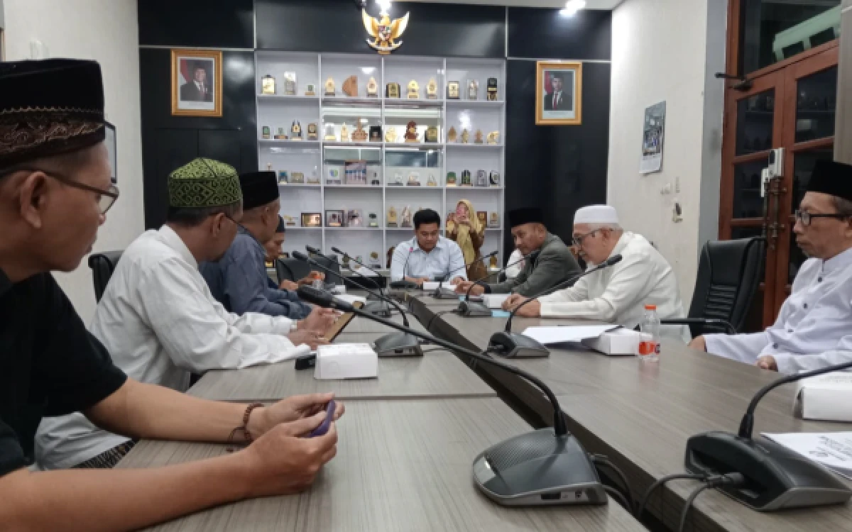 Thumbnail Berita - Identitas Kota Santri Terancam Warung Pangku dan Narkoba, FPG Wadul ke Ketua DPRD Gresik
