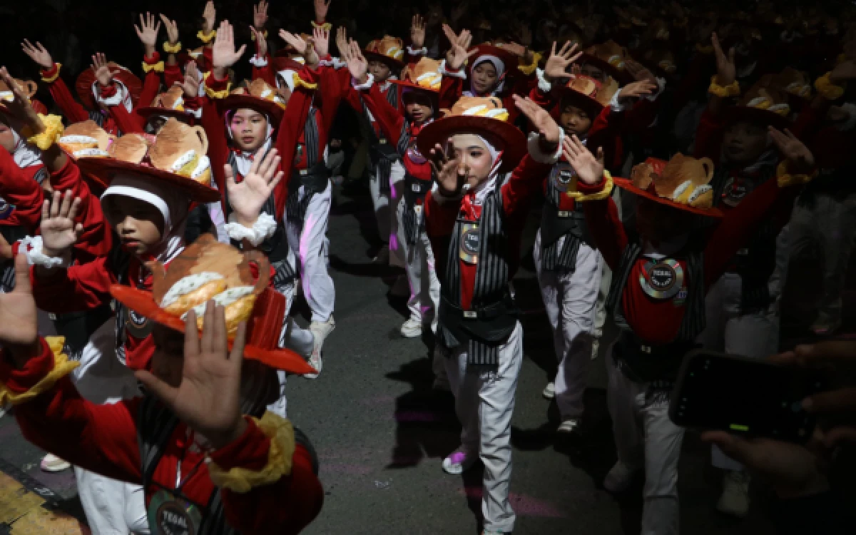 Thumbnail Berita - Tegal Edunight Carnival 2026 Meriahkan Hardiknas, 32 Kontingen Pelajar Tampilkan Ragam Budaya Nusantara