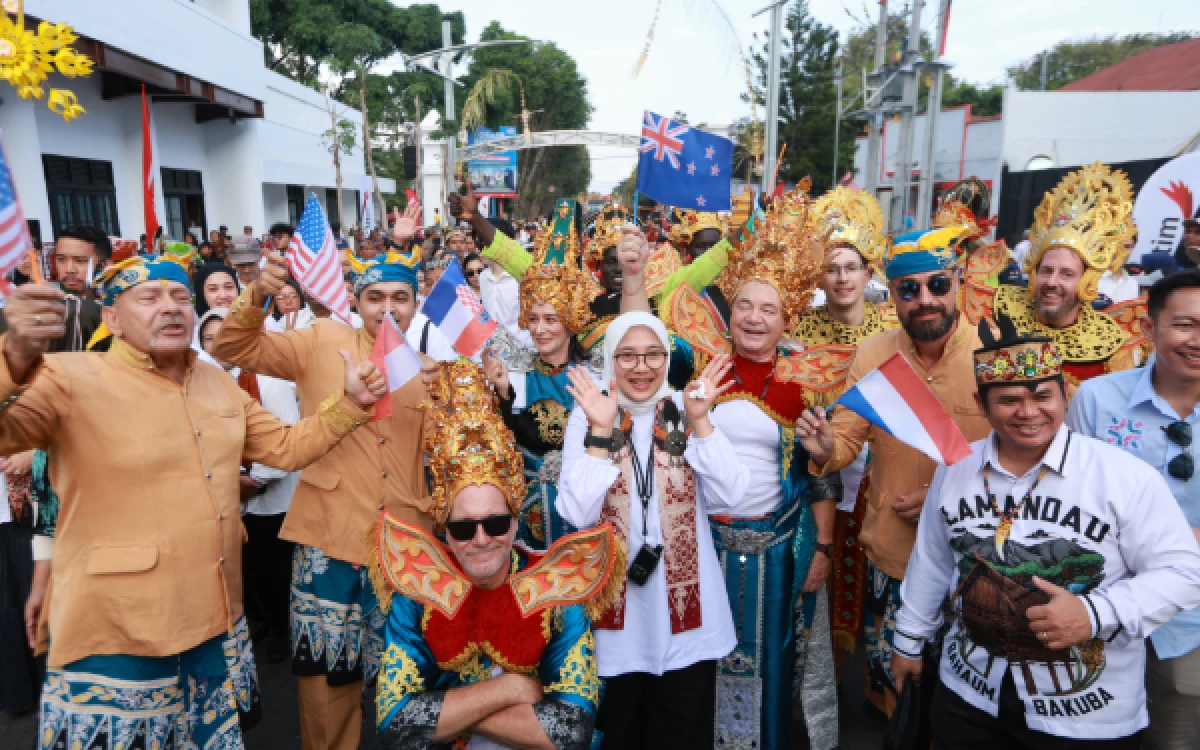 Thumbnail Berita - Jadi Ruang Interaksi Antar Budaya, Puluhan Wisatawan Mancanegara Turut Tampil di BEC 2026