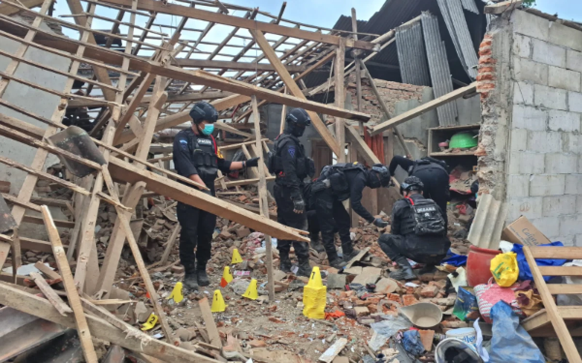 Thumbnail Berita - Lagi! Rumah Rusak Diduga Akibat Ledakan Petasan di Malang, 6 Orang Luka-luka