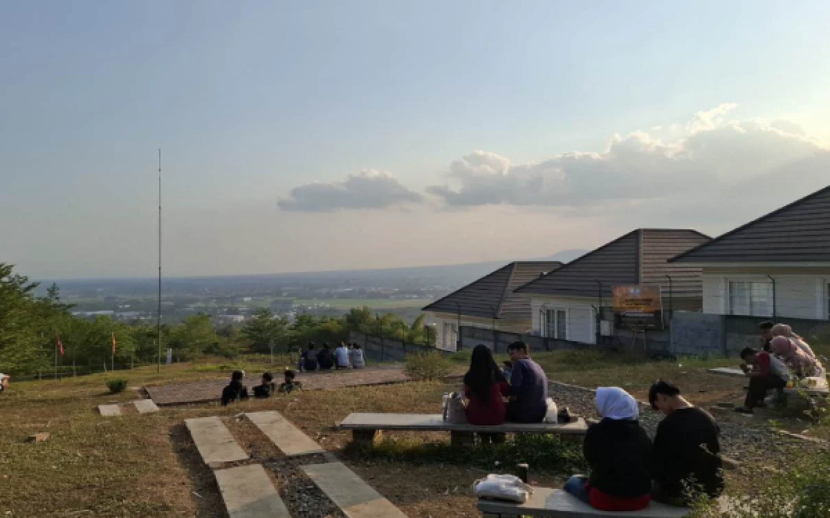 Thumbnail Berita - Viral di TikTok, Indomaret di Buring Malang Ini Punya View Sunset dan Pegunungan Terindah!