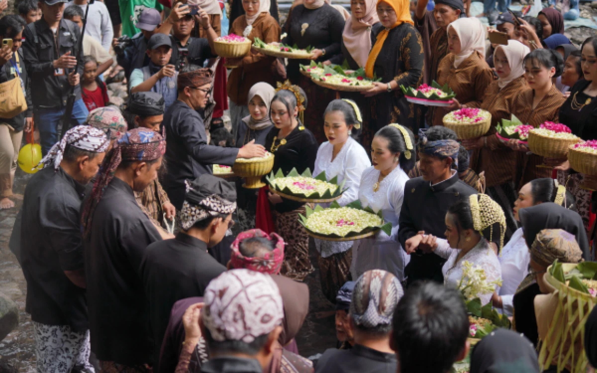 Thumbnail Berita - Tradisi Ruwat Bumi Guci 2026 di Tegal, Simbol Syukur dan Jaga Lingkungan