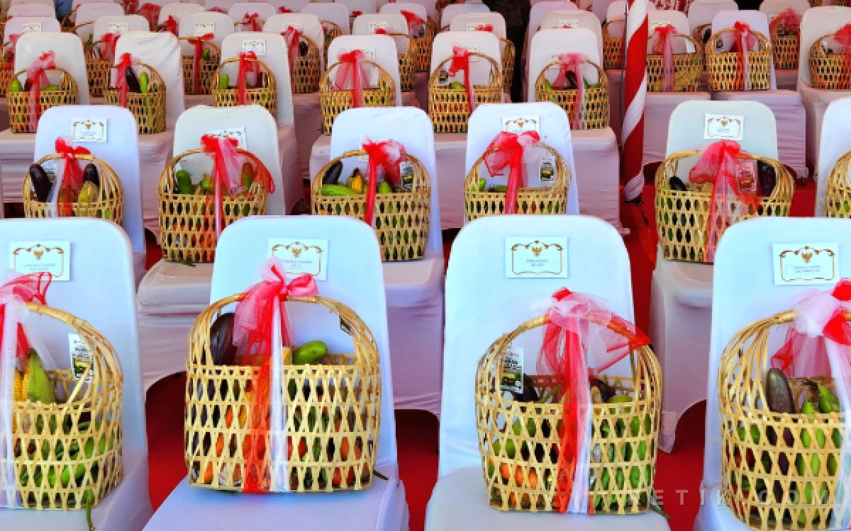 Foto Produk hortikultura berupa sayur dan buah-buahan hasil program SIKAP dari SMA/SMK se-Jatim sebagai bingkisan pada Upacara Pengibaran maupun Penurunan Bendera Merah Putih di Gedung Negara Grahadi di Surabaya pada Senin, 17 Agustus 2026. (Foto: Fiqih Arfani/ketik.com)