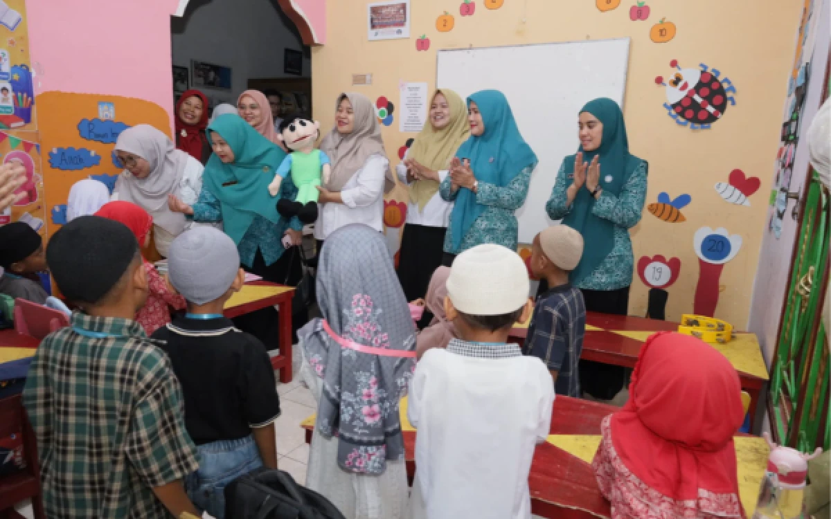 Thumbnail Berita - Tumbuhkan Budaya Literasi, Ketua TP PKK Asahan Kunjungi PAUD Sentang