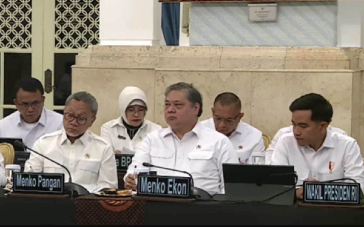 Thumbnail Berita - Wapres Gibran Tak Duduk di Samping Prabowo pada Sidang Kabinet Jadi Bahasan Warganet, Ini Kata Istana