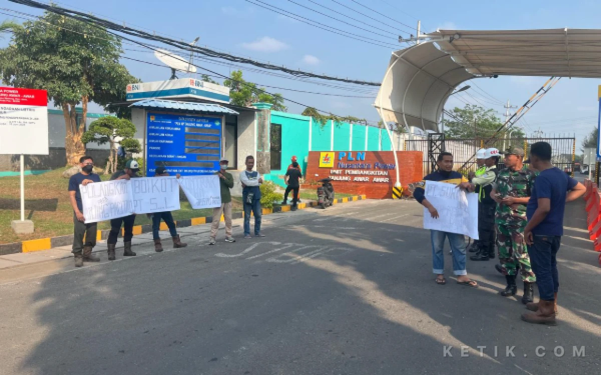 Foto Puluhan Pekerja Ring 1 Demo PT SI Di Gerbang PLN Nusantara Power Tanjung Awar-Awar Kecamatan Jenu, Kabupaten Tuban, Selasa 1 September 2026 (Foto: Ahmad Istihar/Ketik.com)