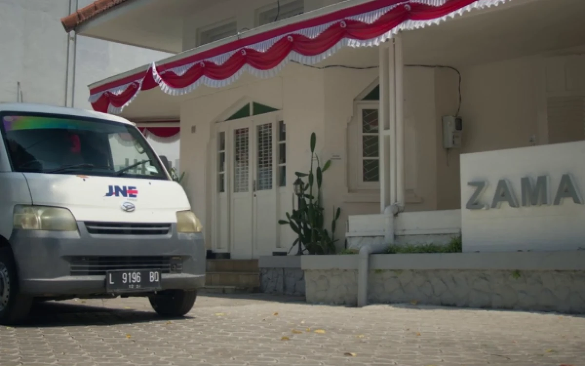 Foto Mobil pengiriman JNE di depan store Zama Homewear. (Foto: JNE Malang)