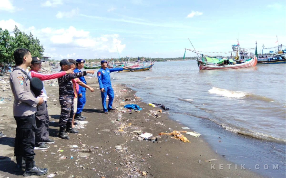 Thumbnail Berita - Kapal Slerek Mustika Tenggelam di Perairan Jangkar Situbondo, 13 ABK Selamat