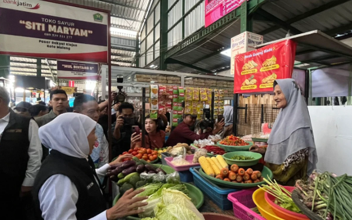 Thumbnail Khofifah Tinjau Pasar Klojen Malang, Pedagang Senang Dagangannya Diborong Gubernur